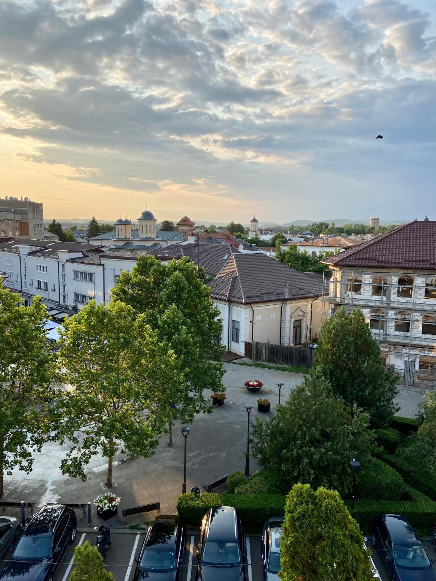 Old Town View- Ultracentral Apartment Targoviste Exterior foto
